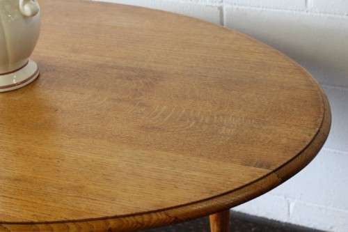 An awesome vintage solid oak 6-seater oval dining table/ kitchen table with stunning turned legs