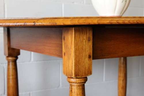 An awesome vintage solid oak 6-seater oval dining table/ kitchen table with stunning turned legs
