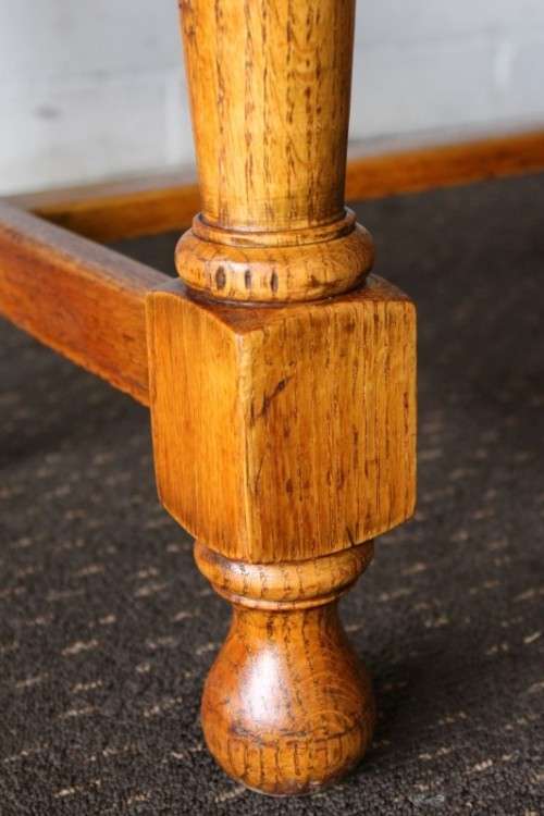 An awesome vintage solid oak 6-seater oval dining table/ kitchen table with stunning turned legs