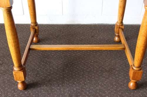 An awesome vintage solid oak 6-seater oval dining table/ kitchen table with stunning turned legs