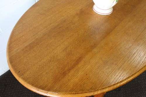 An awesome vintage solid oak 6-seater oval dining table/ kitchen table with stunning turned legs