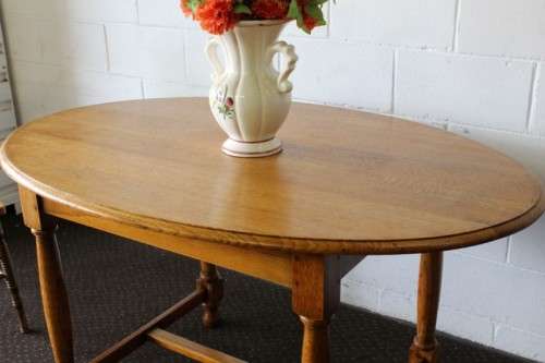 An awesome vintage solid oak 6-seater oval dining table/ kitchen table with stunning turned legs