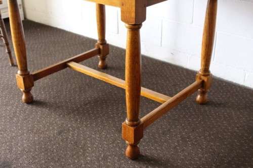 An awesome vintage solid oak 6-seater oval dining table/ kitchen table with stunning turned legs
