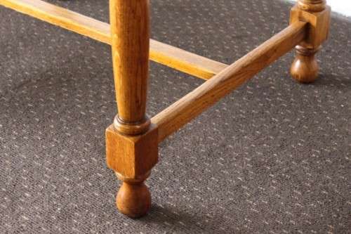 An awesome vintage solid oak 6-seater oval dining table/ kitchen table with stunning turned legs