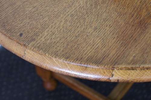 An awesome vintage solid oak 6-seater oval dining table/ kitchen table with stunning turned legs
