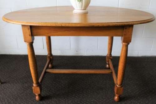 An awesome vintage solid oak 6-seater oval dining table/ kitchen table with stunning turned legs