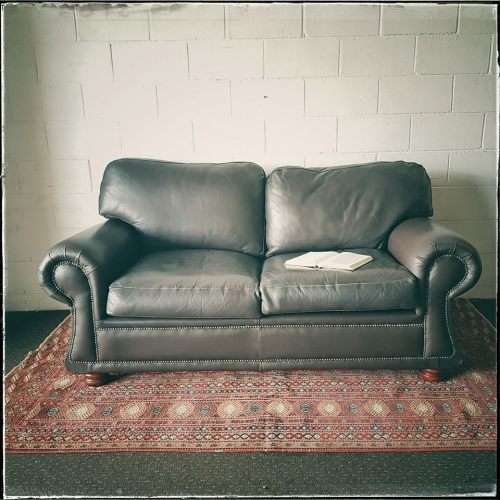 **RS17** A stunning, top-quality brown (full grain) genuine leather 2-seater couch in good condition