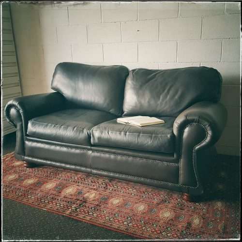 **RS17** A stunning, top-quality brown (full grain) genuine leather 2-seater couch in good condition