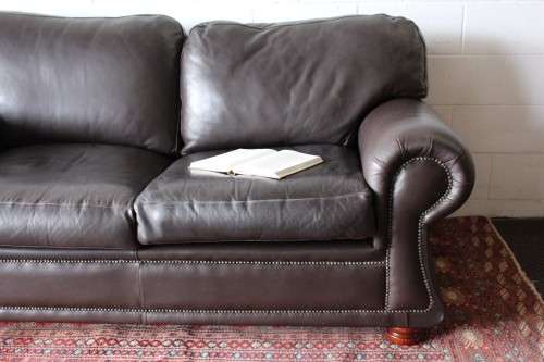 **RS17** A stunning, top-quality brown (full grain) genuine leather 2-seater couch in good condition