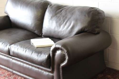 **RS17** A stunning, top-quality brown (full grain) genuine leather 2-seater couch in good condition