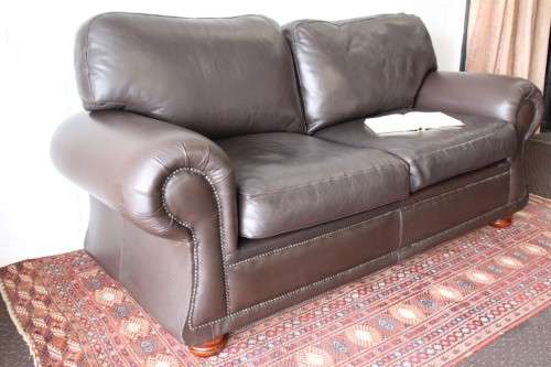 **RS17** A stunning, top-quality brown (full grain) genuine leather 2-seater couch in good condition