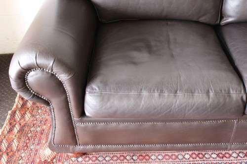 **RS17** A stunning, top-quality brown (full grain) genuine leather 2-seater couch in good condition