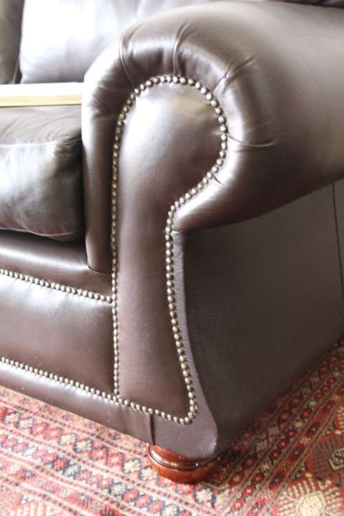 **RS17** A stunning, top-quality brown (full grain) genuine leather 2-seater couch in good condition