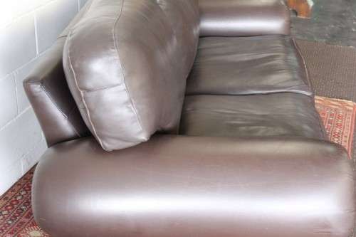 **RS17** A stunning, top-quality brown (full grain) genuine leather 2-seater couch in good condition