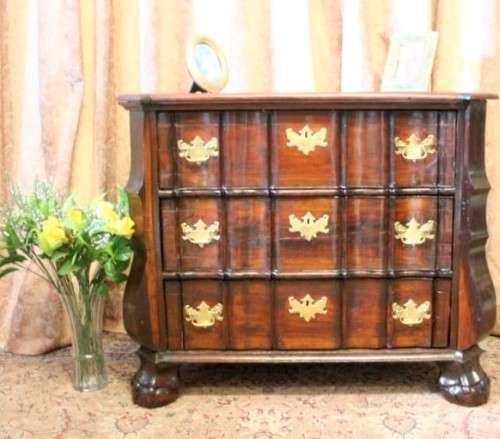 A fabulous vintage Imbuia ball & claw 3-drawer chest of drawers with brass handles & ample storage