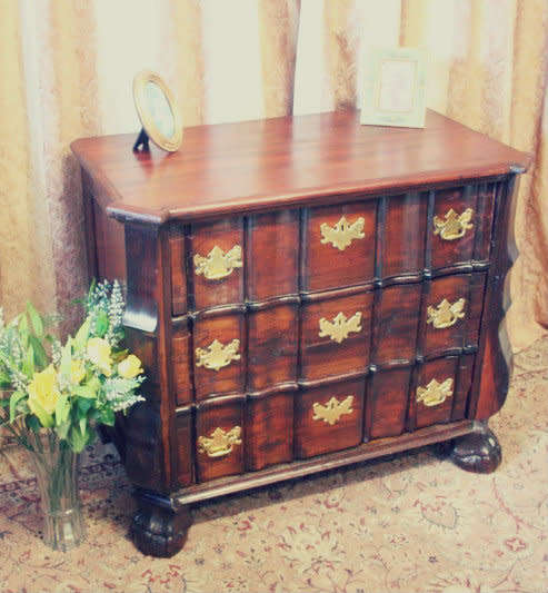A fabulous vintage Imbuia ball & claw 3-drawer chest of drawers with brass handles & ample storage