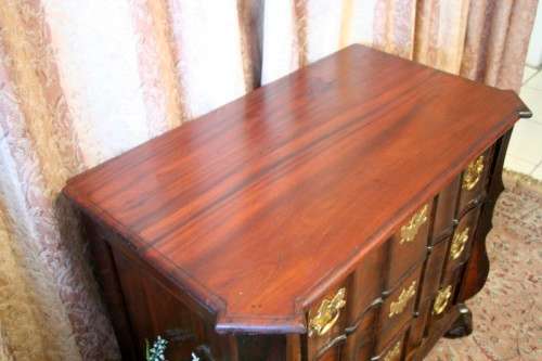 A fabulous vintage Imbuia ball & claw 3-drawer chest of drawers with brass handles & ample storage