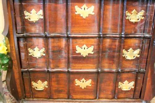 A fabulous vintage Imbuia ball & claw 3-drawer chest of drawers with brass handles & ample storage