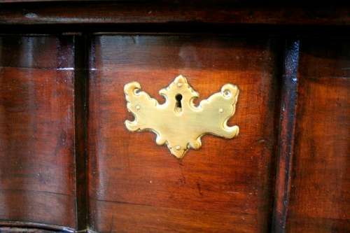 A fabulous vintage Imbuia ball & claw 3-drawer chest of drawers with brass handles & ample storage