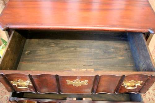 A fabulous vintage Imbuia ball & claw 3-drawer chest of drawers with brass handles & ample storage