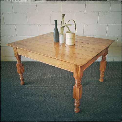 A lovely solid Oak center coffee table with turned legs and uncomplicated design - stunning!!