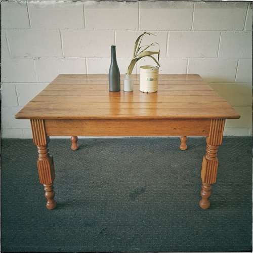 A lovely solid Oak center coffee table with turned legs and uncomplicated design - stunning!!