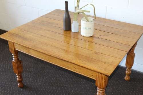 A lovely solid Oak center coffee table with turned legs and uncomplicated design - stunning!!