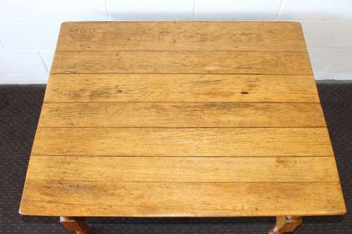 A lovely solid Oak center coffee table with turned legs and uncomplicated design - stunning!!