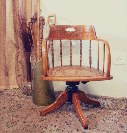 A superb antique oak captains swivel desk chair with a rattan seat in very good condition.