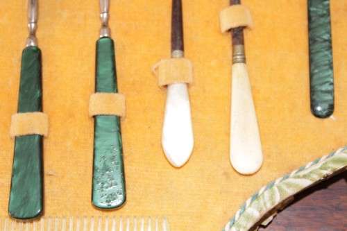 **RS17_Clearance** Antique boxed vanity & manicure set incl. shoe lace pullers & much more