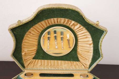 **RS17_Clearance** Antique boxed vanity & manicure set incl. shoe lace pullers & much more