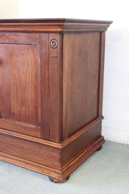 **RS17_Clearance** An awesome modern styled double door, 3-drawer buffet side server w/ ample space