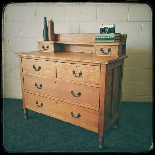 **RS17** A stylish solid oak 6-drawer chest of drawers with gorgeous period style metal handles