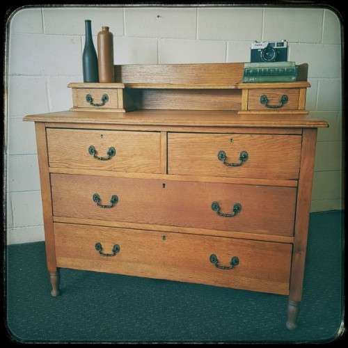 **RS17** A stylish solid oak 6-drawer chest of drawers with gorgeous period style metal handles