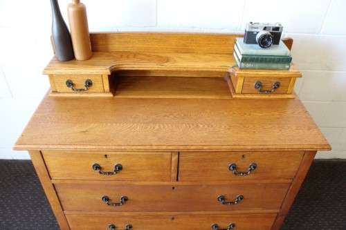 **RS17** A stylish solid oak 6-drawer chest of drawers with gorgeous period style metal handles