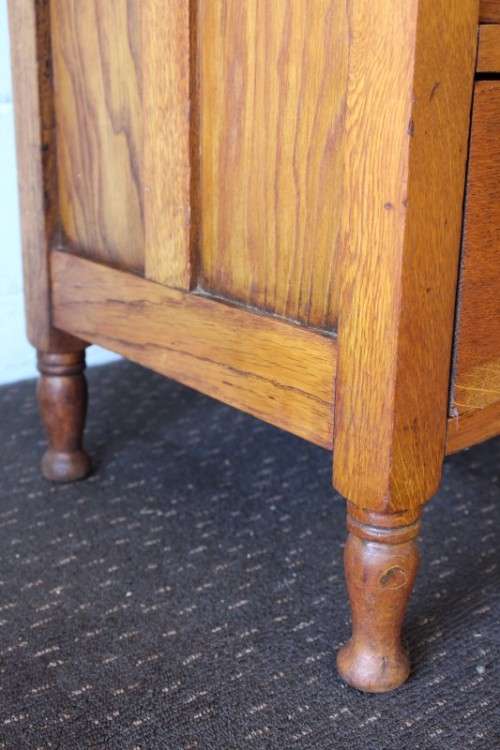 **RS17** A stylish solid oak 6-drawer chest of drawers with gorgeous period style metal handles