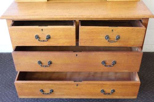 **RS17** A stylish solid oak 6-drawer chest of drawers with gorgeous period style metal handles