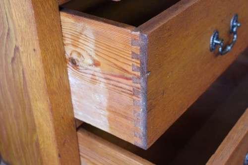 **RS17** A stylish solid oak 6-drawer chest of drawers with gorgeous period style metal handles