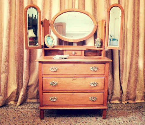 A beautiful vintage Oak 3-drawer dressing table with tri-folding mirrors - perfect bedroom addition!