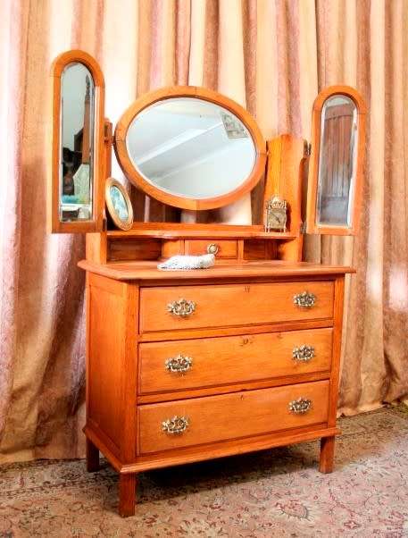 A beautiful vintage Oak 3-drawer dressing table with tri-folding mirrors - perfect bedroom addition!
