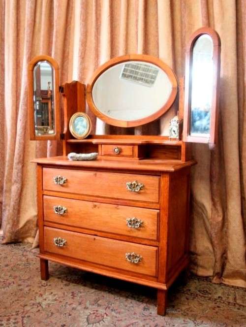 A beautiful vintage Oak 3-drawer dressing table with tri-folding mirrors - perfect bedroom addition!