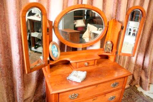 A beautiful vintage Oak 3-drawer dressing table with tri-folding mirrors - perfect bedroom addition!