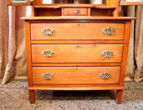 A beautiful vintage Oak 3-drawer dressing table with tri-folding mirrors - perfect bedroom addition!