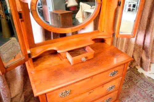 A beautiful vintage Oak 3-drawer dressing table with tri-folding mirrors - perfect bedroom addition!