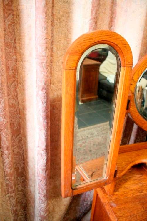 A beautiful vintage Oak 3-drawer dressing table with tri-folding mirrors - perfect bedroom addition!