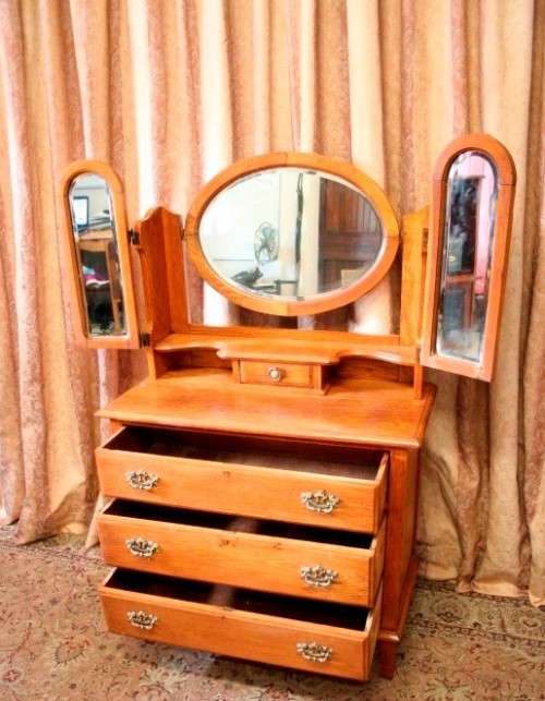 A beautiful vintage Oak 3-drawer dressing table with tri-folding mirrors - perfect bedroom addition!