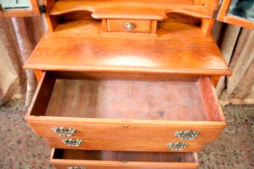 A beautiful vintage Oak 3-drawer dressing table with tri-folding mirrors - perfect bedroom addition!