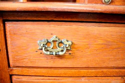 A beautiful vintage Oak 3-drawer dressing table with tri-folding mirrors - perfect bedroom addition!