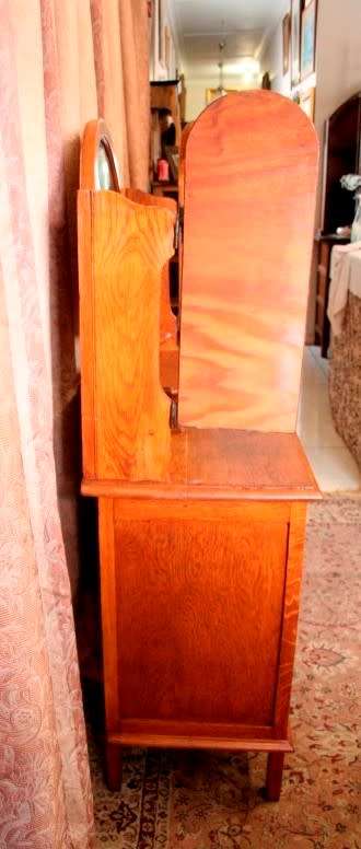 A beautiful vintage Oak 3-drawer dressing table with tri-folding mirrors - perfect bedroom addition!