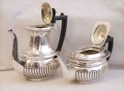 A beautiful antique silver plated tea set incl. 6-cup teapot and coffee pot, sugar bowl & creamer